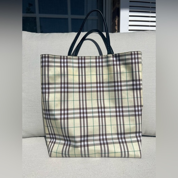 Exquisite RARE Burberry Tote – Your Perfect Summer Companion - Picture 3 of 14